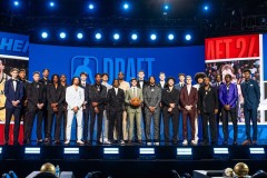 萨纳西斯290万美金续约雄鹿，锁定未来战袍